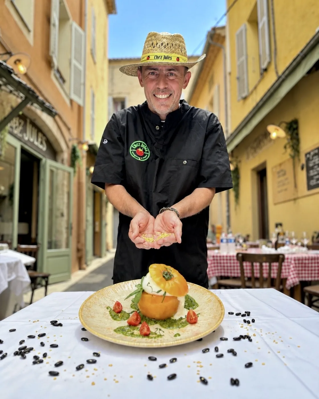 Florent, fondateur de Chez Jules, devant le restaurant rue Thuret à Antibes